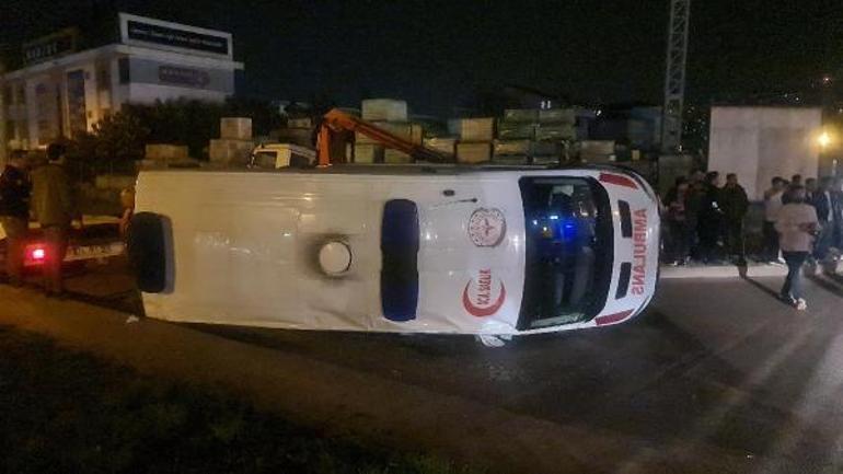 İzmitte özel halk otobüsüyle çarpışan ambulans devrildi: 3 yaralı