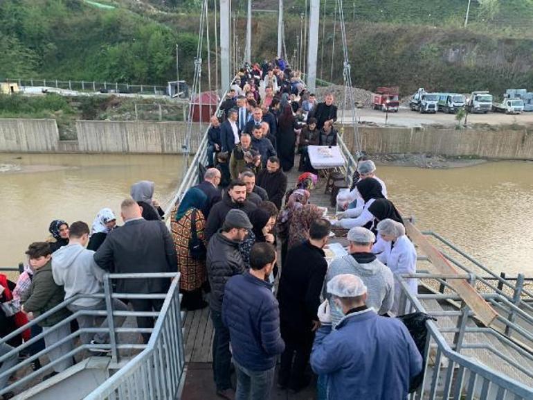 Geleneksel iftar yemeği, bu kez tahta değil yeni köprü de