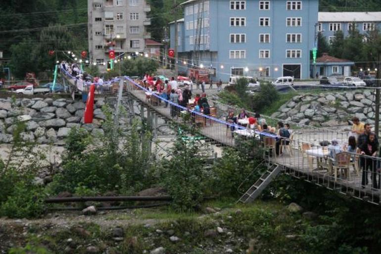 Geleneksel iftar yemeği, bu kez tahta değil yeni köprü de