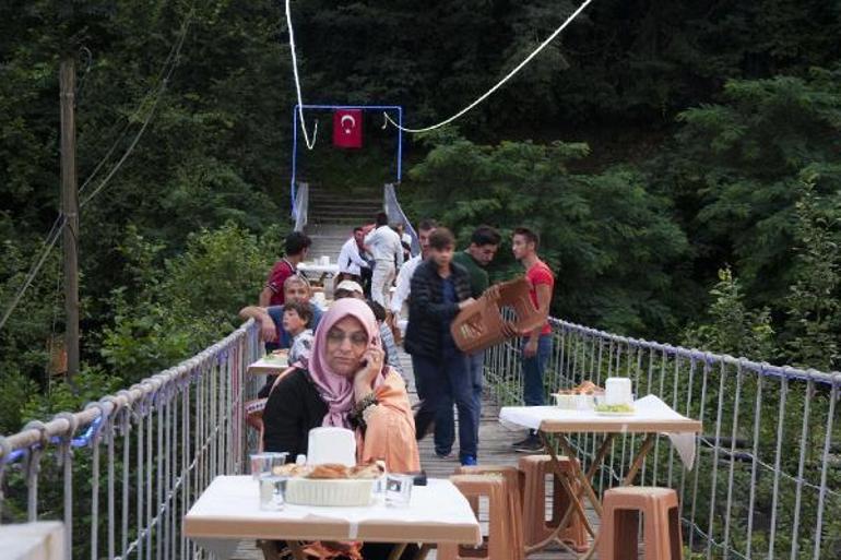 Geleneksel iftar yemeği, bu kez tahta değil yeni köprü de