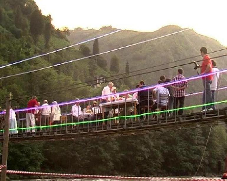 Geleneksel iftar yemeği, bu kez tahta değil yeni köprü de