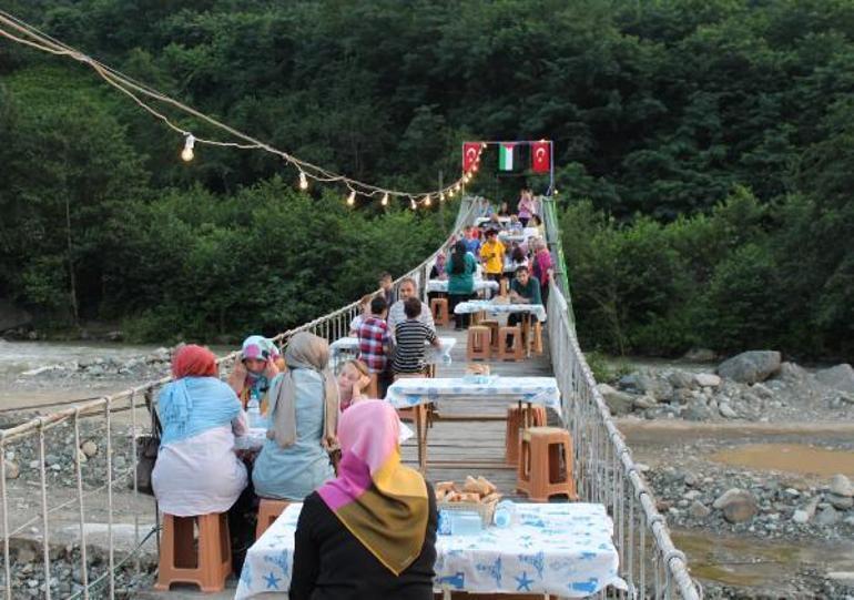 Geleneksel iftar yemeği, bu kez tahta değil yeni köprü de