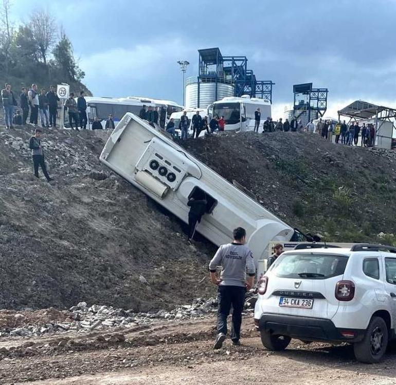 Manisada maden işçilerini taşıyan servis minibüsü devrildi: 6 yaralı