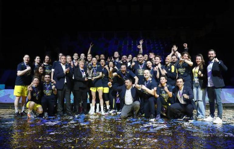 Şampiyon Fenerbahçe Alagöz Holding, kupasını aldı