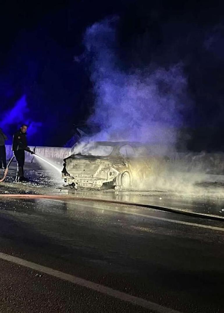 Çarpışan otomobiller yandı; 1 ölü, 3 yaralı