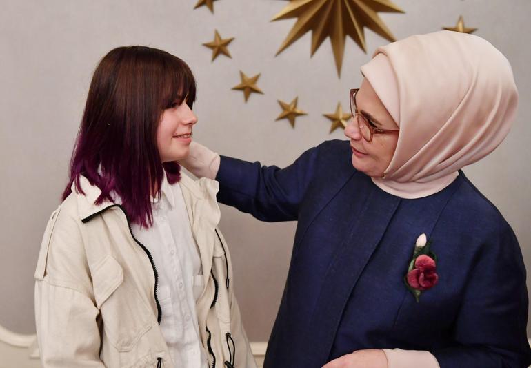 Emine Erdoğan, depremzedeler ve gönüllülerle iftarda buluştu