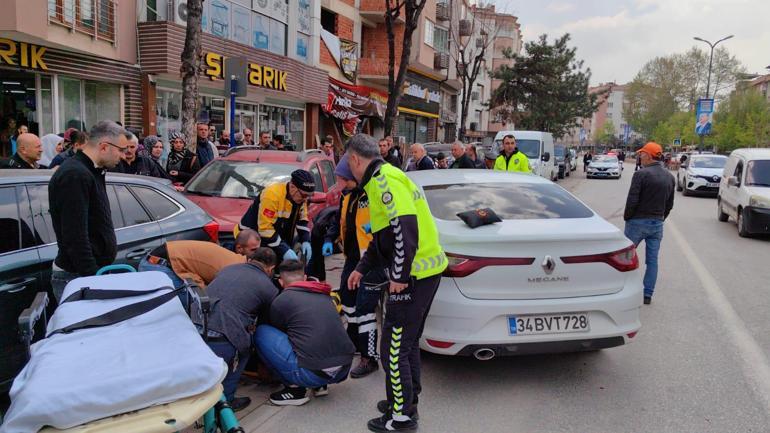 Park halindeki 2 araca çarpan otomobilin sürücüsü Burak, yaralandı