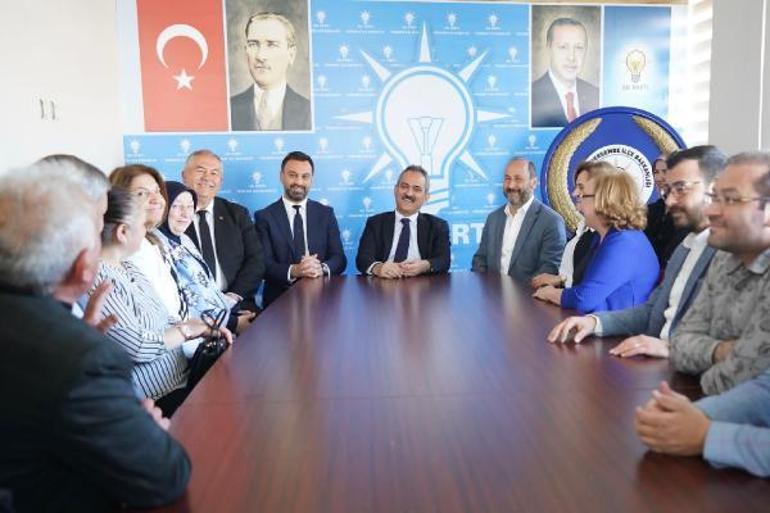 Bakan Özer: Deprem bölgesindeki 12 bin çocuğa bayram hediyesi hazırlandı