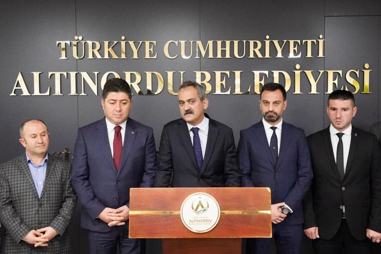 Bakan Özer: Deprem bölgesindeki 12 bin çocuğa bayram hediyesi hazırlandı