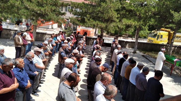 Ablasını, telefonla gönderdiği fotoğraflar için öldürmüş