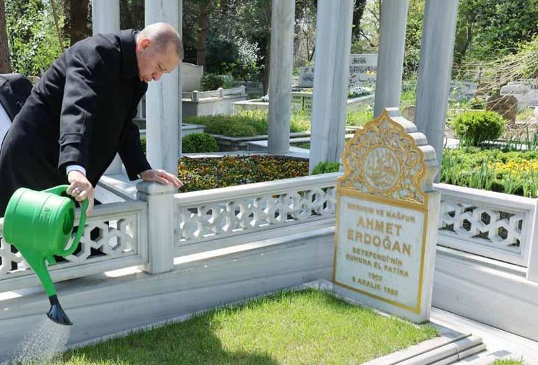 Cumhurbaşkanı Erdoğan anne ve babasının mezarlarını ziyaret etti