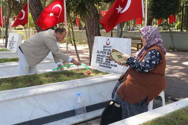 Şehitlikler ve mezarlıklarda bayram yoğunluğu