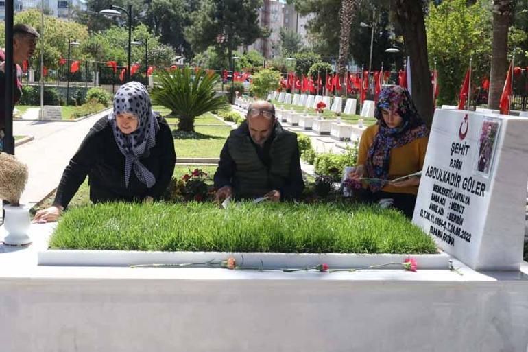 Şehitlikler ve mezarlıklarda bayram yoğunluğu