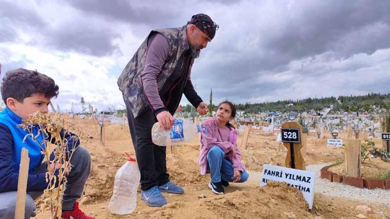 Depremde ölen çocukların bayram hediyeleri mezarlarına bırakıldı