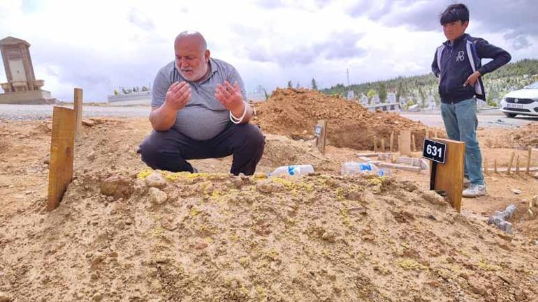 Depremde ölen çocukların bayram hediyeleri mezarlarına bırakıldı