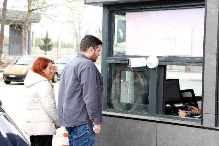 Yunan turistler, sınır kapısında uzun araç kuyruğu oluşturdu