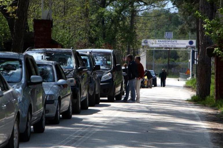 Yunan turistler, sınır kapısında uzun araç kuyruğu oluşturdu