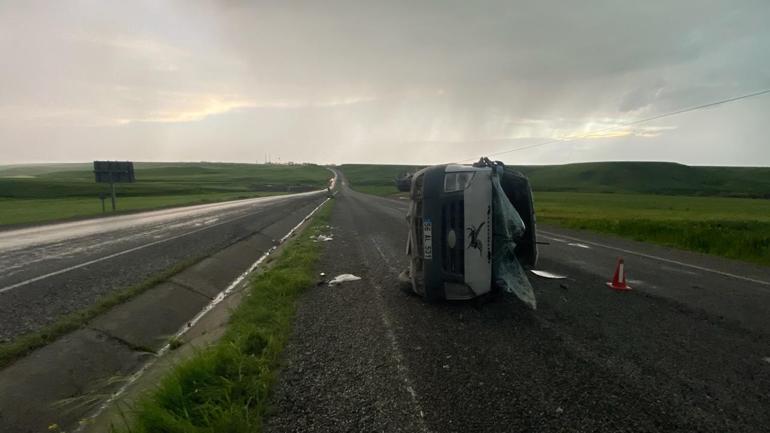 Depremde kaybettikleri yakınlarının kabrinden dönerken kaza geçirdiler: 12 yaralı