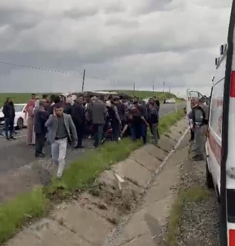 Depremde kaybettikleri yakınlarının kabrinden dönerken kaza geçirdiler: 12 yaralı
