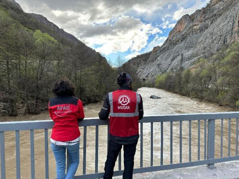 Munzur Çayına uçan otomobildeki 3 kişi aranıyor