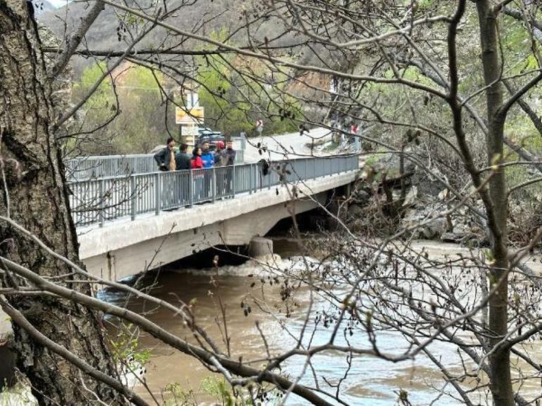 Munzur Çayına uçan otomobildeki 3 kişi aranıyor