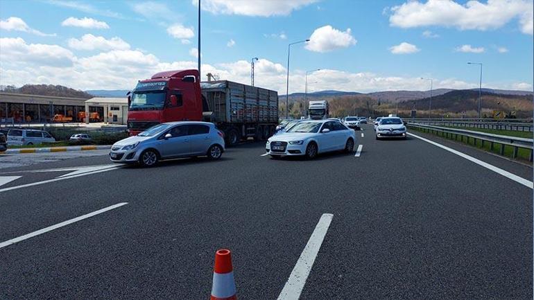 4 araç birbirine girdi, otoyol trafiğe açıldı