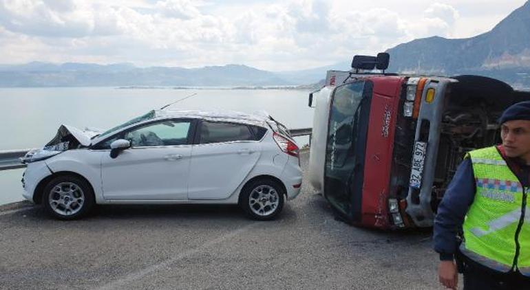 Kamyonetle otomobil çarpıştı: 6 yaralı