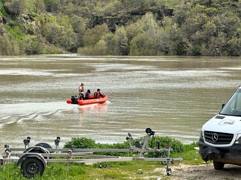 Munzur Çayına uçan otomobildeki 3 kişi aranıyor