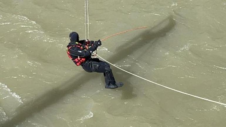 Munzur Çayına uçan otomobildeki 3 kişiyi arama çalışmalarında 3üncü gün