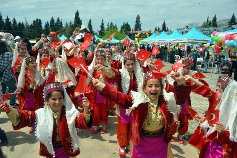 23 Nisan yurtta coşkuyla kutlandı