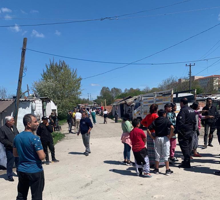 Tekirdağda polisler bayram şekeri dağıtırken ateş açıldı;  2 gözaltı