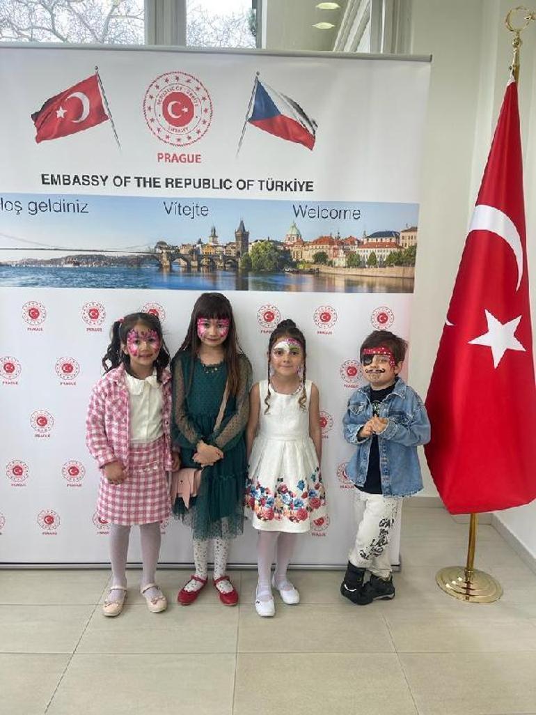 Prag’da Egemen Bağış’a doğum günü sürprizi