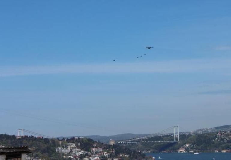 Türk Hava Kuvvetleri uçaklarından İstanbul Boğazında selamlama uçuşu