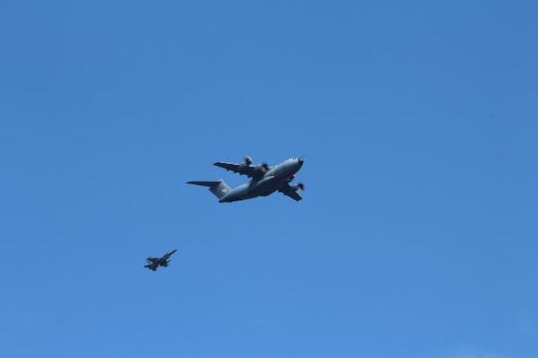 Türk Hava Kuvvetleri uçaklarından İstanbul Boğazında selamlama uçuşu