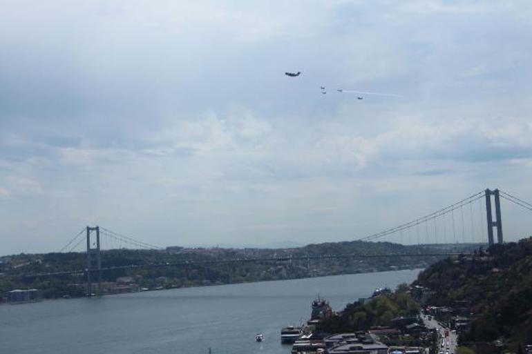 Türk Hava Kuvvetleri uçaklarından İstanbul Boğazında selamlama uçuşu