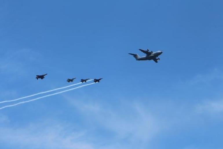 Türk Hava Kuvvetleri uçaklarından İstanbul Boğazında selamlama uçuşu