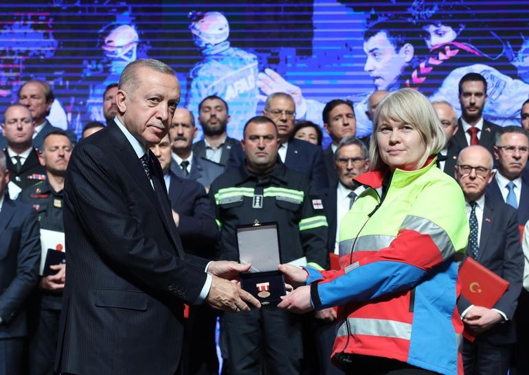 Erdoğan: Deprem bölgesinde 1 yıl içinde 319 bin konut teslim edeceğiz