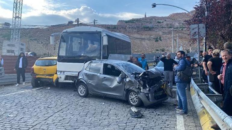 Freni boşalan midibüs ışıkta bekleyen 5 araca çarptı: 2 yaralı