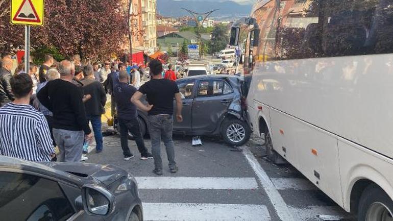 Freni boşalan midibüs ışıkta bekleyen 5 araca çarptı: 2 yaralı