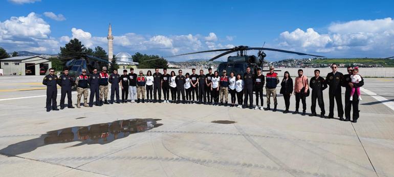 Yerli helikopter ATAK, öğrenciler için gösteri uçuşu yaptı