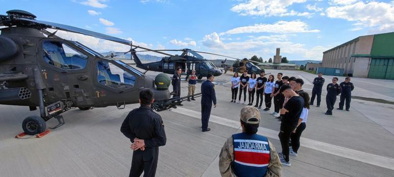 Yerli helikopter ATAK, öğrenciler için gösteri uçuşu yaptı