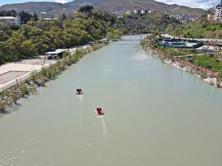 Munzur Çayına uçan otomobildeki 3 genç, 6 gündür aranıyor