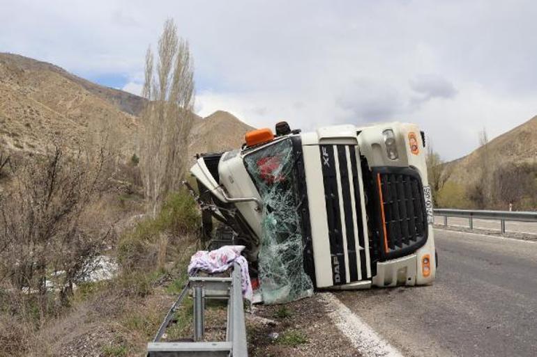 Freni boşalan TIR devrilip sürüklendi; sürücü yaralı