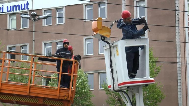 Tramvay hattında kopan tel seferleri aksattı