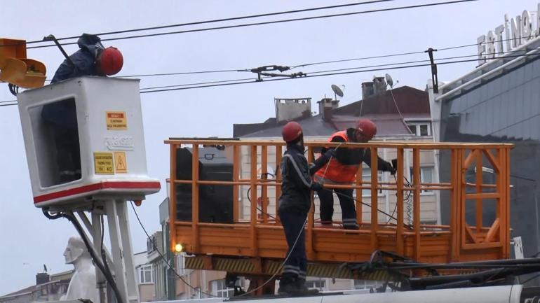 Tramvay hattında kopan tel seferleri aksattı