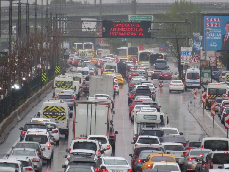 İstanbulda yağmur trafiği: Yoğunluk yüzde 75e ulaştı