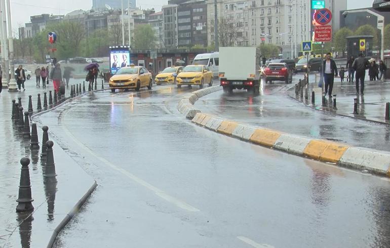 İstanbulda yağmur trafiği: Yoğunluk yüzde 75e ulaştı