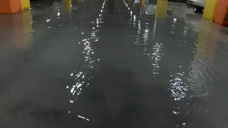 Bakırköyde yeni Sosyete Pazarı Otoparkı sular altında kaldı