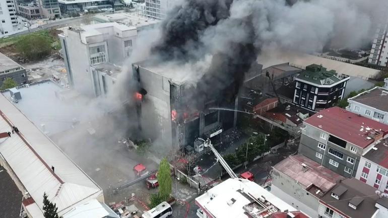 Küçükçekmecede AKİT gazetesinin de bulunduğu binada yangın