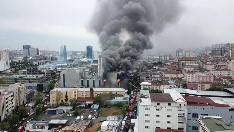 Küçükçekmecede AKİT gazetesinin de bulunduğu binada yangın